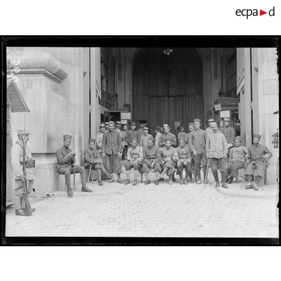 Paris. Grand Palais. Un groupe de blessés. [légende d'origine]