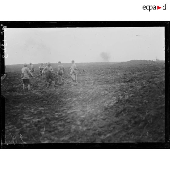 Vailly-sur-Aisne, soldats sur le terrain conquis. [légende d'origine]