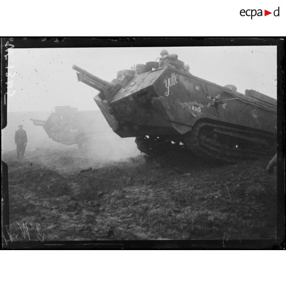 Offensive du 25 octobre dans l'Aisne. Tanks Saint-Chamond allant vers les lignes. [légende d'origine]