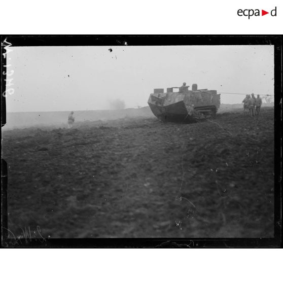 Ferme Saint-Guilain, tank en panne. [légende d'origine]