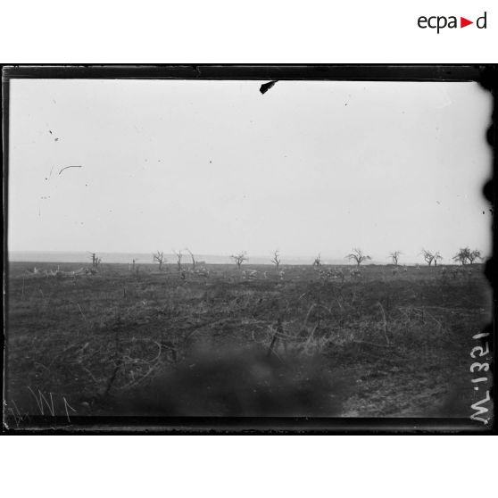 Ferme Mennejean, départ de la 1ère vague d'assaut, à l'horizon un tank. [légende d'origine]