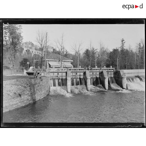 Pau. Ecluse du canal près de la gare. [légende d'origine]