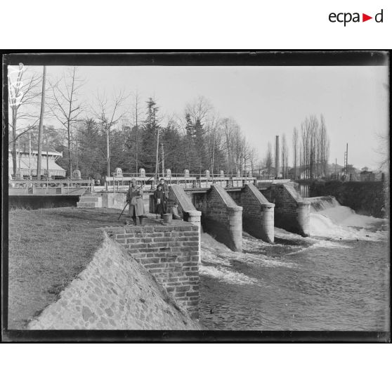 Pau. Ecluse du canal près de la gare. [légende d'origine]