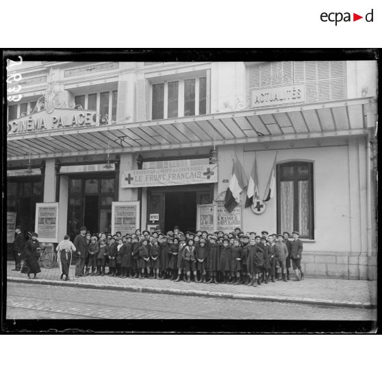 Pau. Les enfants des écoles sortant de l'Exposition des photographes de la SPA (au cinéma Palace). [légende d'origine]