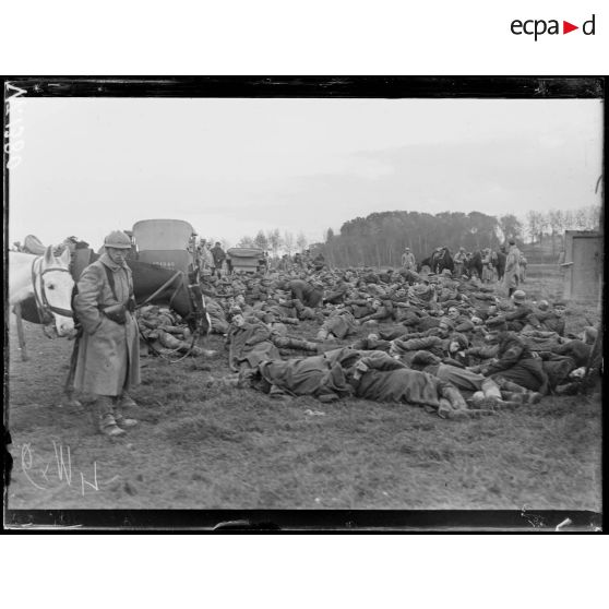 Près du camp Saint-Félix, halte d'un convoi de prisonniers. [légende d'origine]