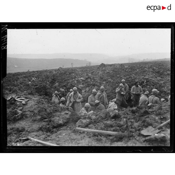 Route de Maubeuge, soldats dans des trous d'obus. [légende d'origine]