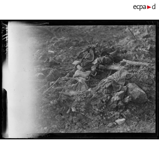 Chemin des Dames, cadavre de soldat allemand. [légende d'origine]