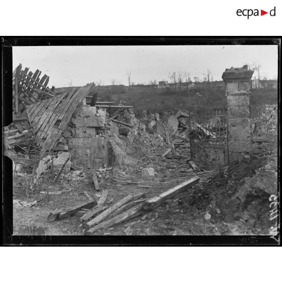 Vaudesson, habitation en ruines. [légende d'origine]