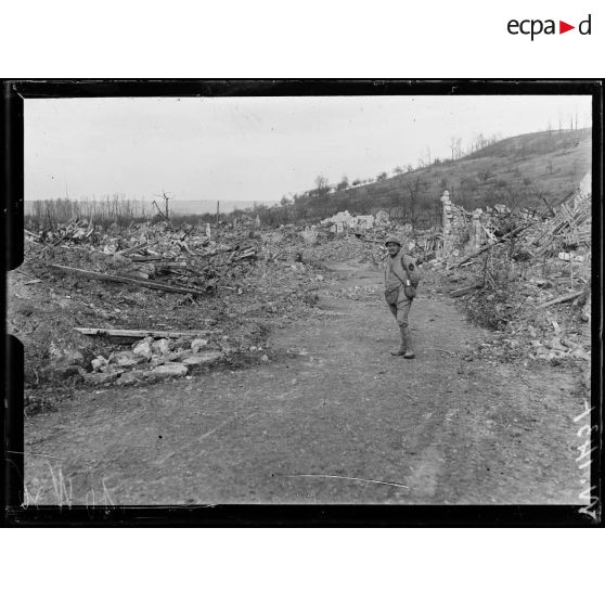 Vaudesson, la rue principale en ruines. [légende d'origine]