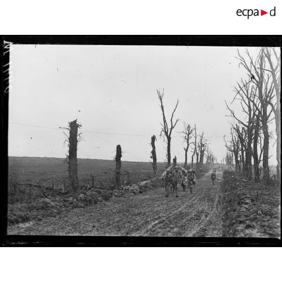 La route près de la ferme de l'Ange Gardien. [légende d'origine]