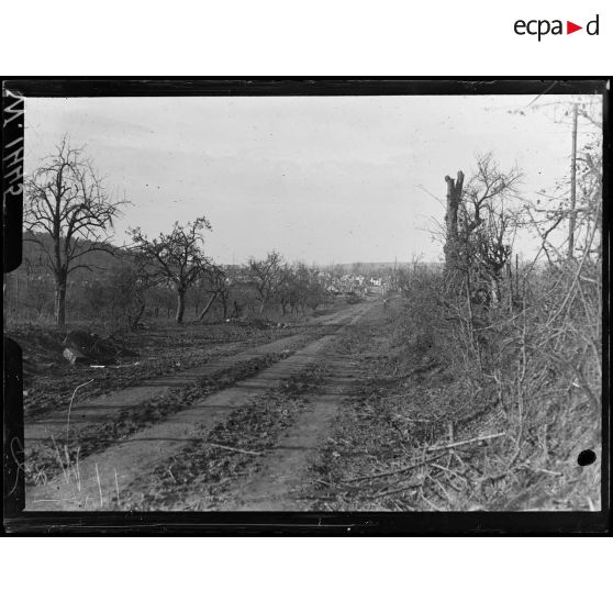 Pinon, la route à l'entrée du village. [légende d'origine]