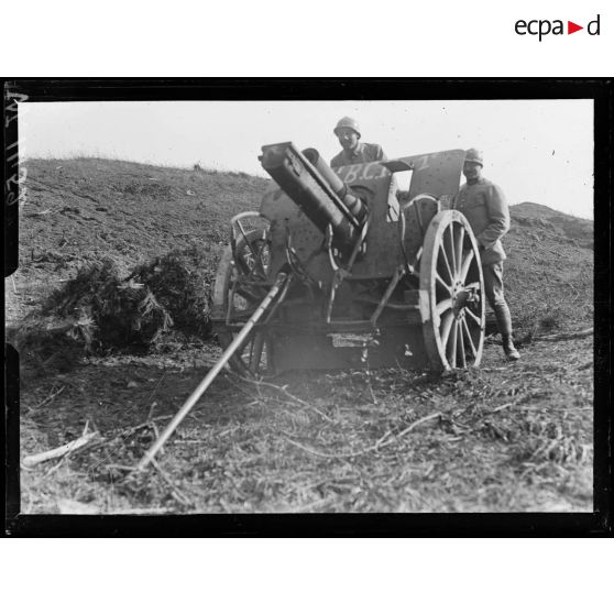 Plateau des Cravettes, canon de 105 mm pris à l'ennemi. [légende d'origine]