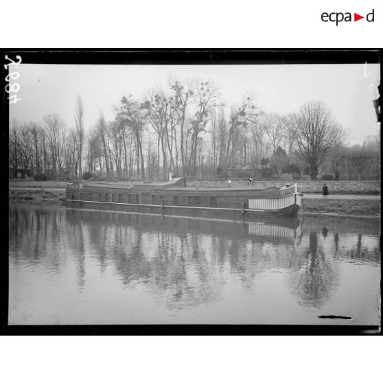 Bougival (Seine-et-Oise). La péniche du maréchal Joffre. [légende d’origine]