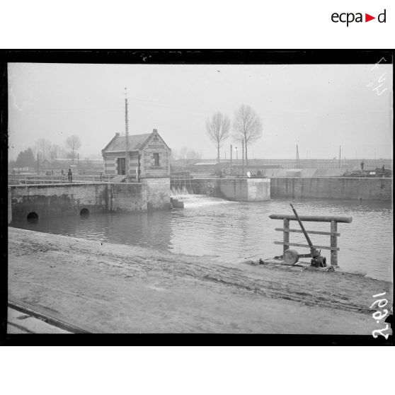 Amffreville-la-Campagne (Eure). L’écluse. [légende d’origine]