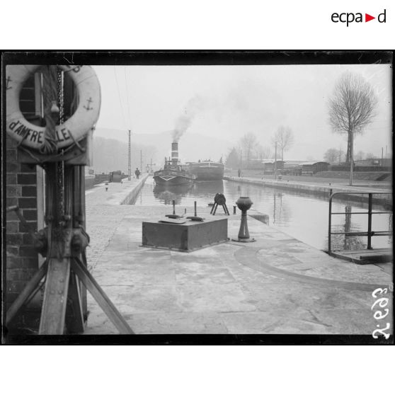 Amffreville-la-Campagne (Eure). Entrée dans l’écluse d’un train de péniches vides venant de Paris. [légende d’origine]