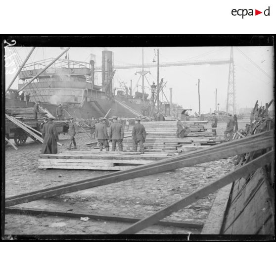 Rouen. Déchargement d’un transport de bois pour l’armée anglaise. [légende d’origine]