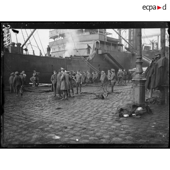 Rouen. Déchargement d’un transport de bois pour l’armée anglaise. [légende d’origine]