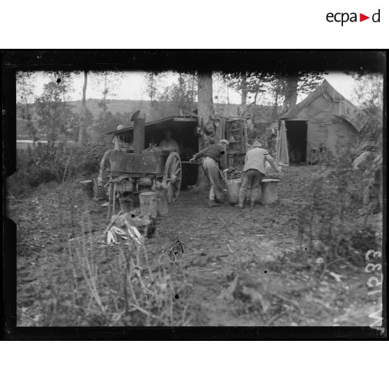 Moulin Rouge, cuisine roulante au campement. [légende d'origine]