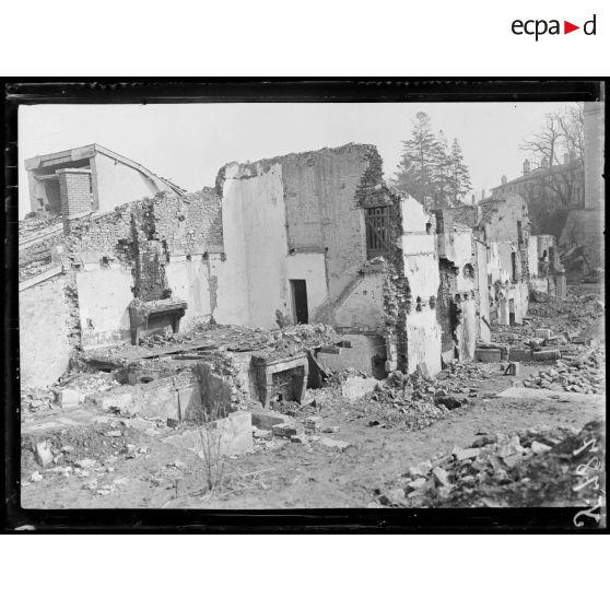 Verdun. Maisons en ruines rue Mongauld. [légende d’origine]