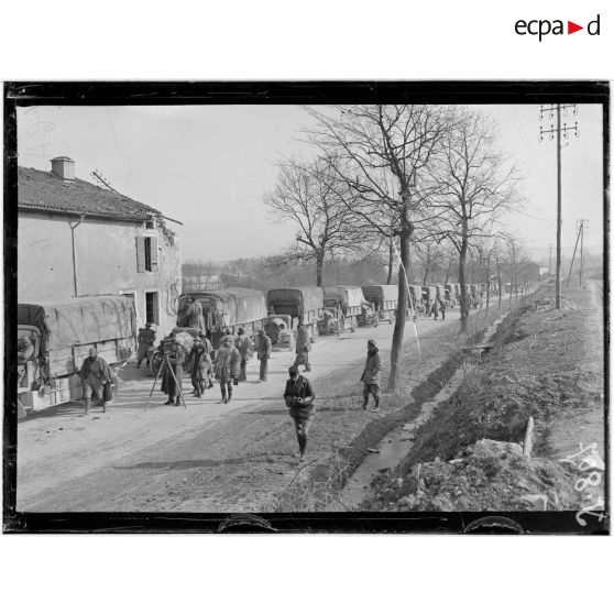 Environs de Verdun. La relève des troupes sur la route de Verdun. [légende d’origine]