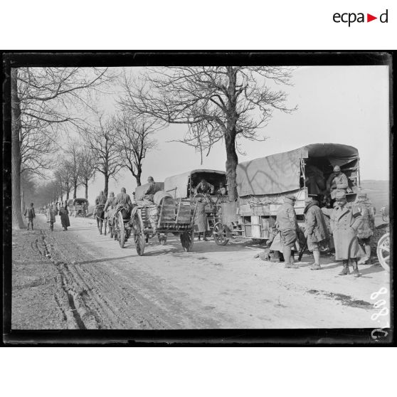 Environs de Verdun. La relève des troupes sur la route de Verdun. [légende d'origine]