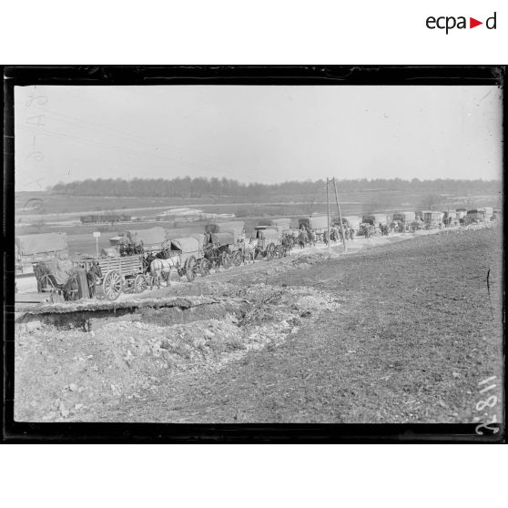 Environs de Verdun. La relève des troupes sur la route de Verdun. [légende d'origine]