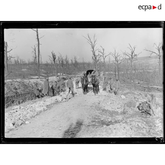 Près Verdun. Côte Belleville. Le petit bois. Soldats travaillant à la réfection des routes. [légende d’origine]