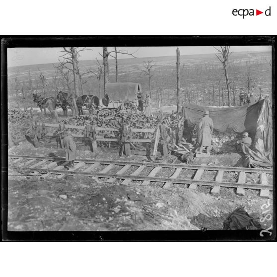 Près Verdun. Côte Belleville. Le petit bois. Soldats travaillant à la réfection des routes. [légende d’origine]