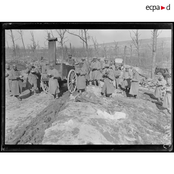 Près Verdun. Côte Belleville. Le petit bois. L’heure de la soupe. [légende d’origine]