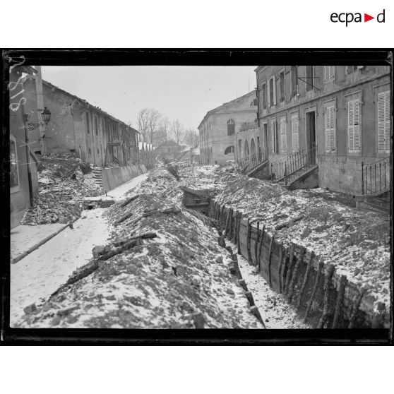 Verdun-citadelle. Boyaux dans l’intérieur d’une cour. [légende d’origine]