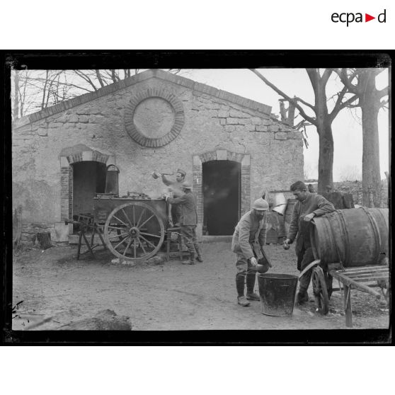 Verdun-citadelle. L’heure de la soupe. [légende d’origine]