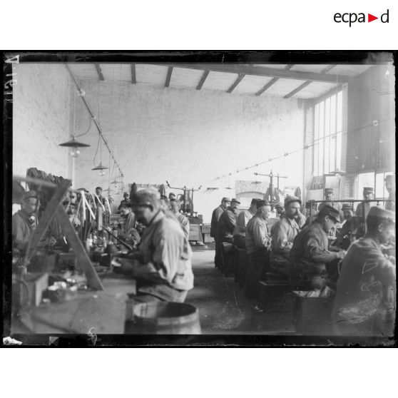 Bury (Oise). Atelier de fabrication d'ailettes de fusées pour obus (PH). [légende d'origine]