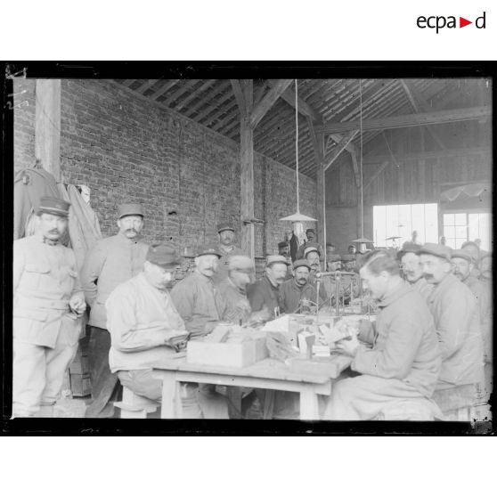 Bury (Oise). Atelier de fabrication de fusées pour grenades de fusils tromblon. [légende d'origine]