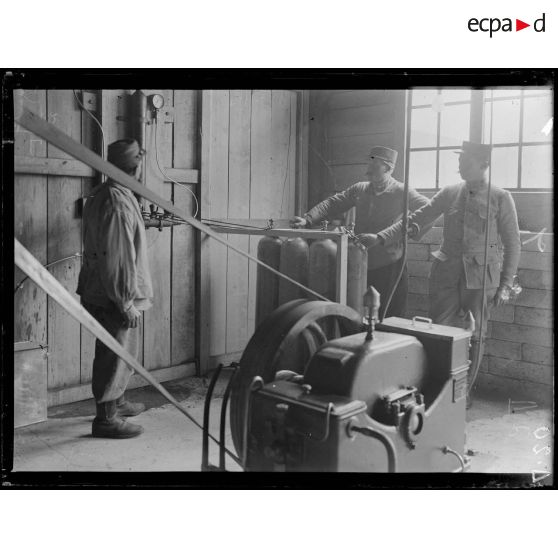 Bury (Oise). Atelier de chargement de tubes à air comprimé pour canon PH. [légende d'origine]