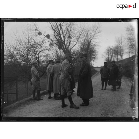 Bury (Oise). Officiers assistant à des exercices de mitrailleuses. [légende d'origine]