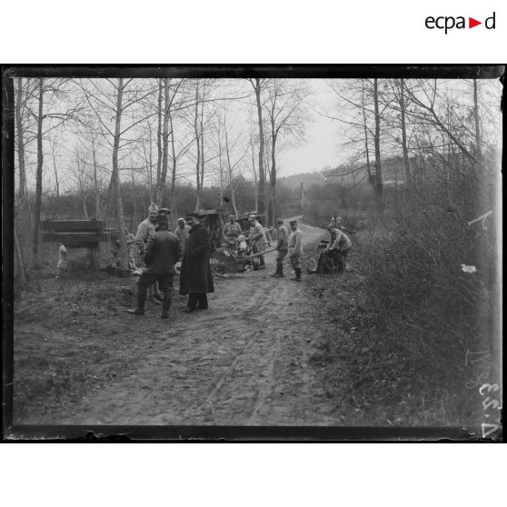 Boissicourt (commune de Bury). Nettoyage de crapouillots. [légende d'origine]