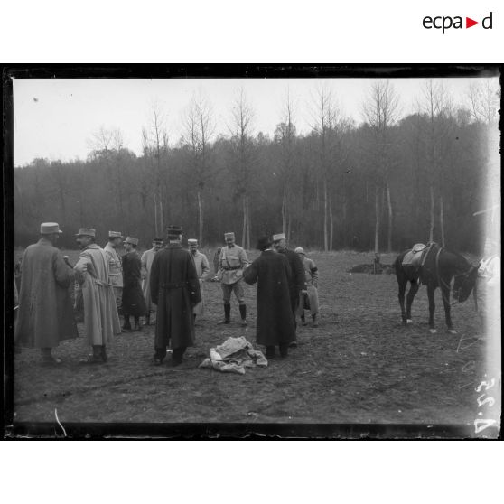 Boissicourt (commune de Bury). Groupe d'officiers autour de travailleurs de tranchées. [légende d'origine]