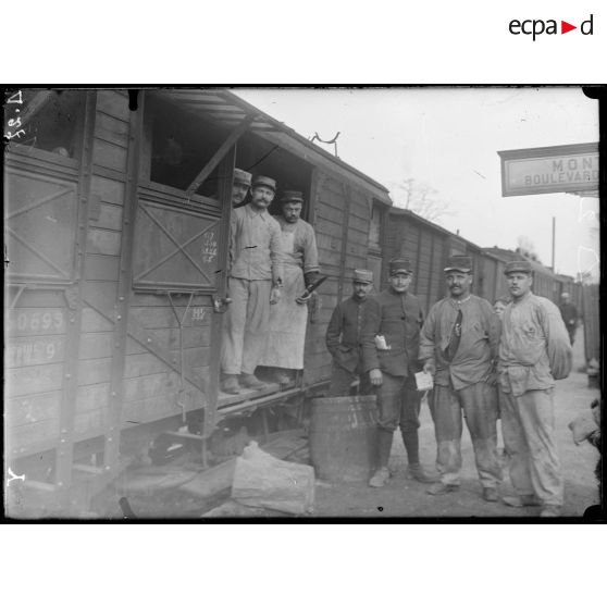 Montdidier. Train du cantonnement 5 Génie. Cuisine. [légende d'origine]