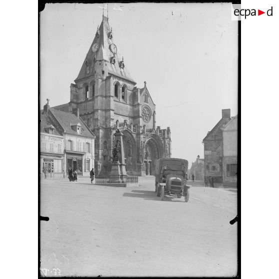 Moreuil. Eglise et monument du Souvenir Français. [légende d'origine]