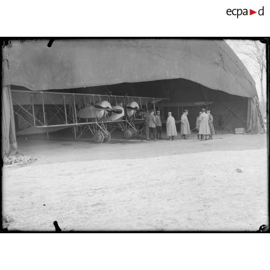 Moreuil. Hangar et avion Caudron. [légende d'origine]