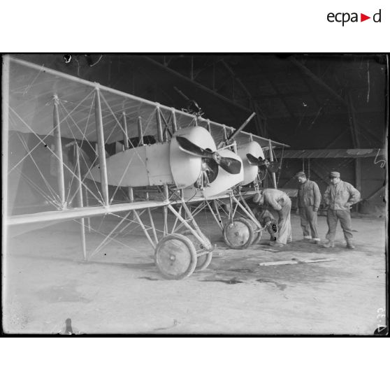 Moreuil. Avion dans son hangar. [légende d'origine]