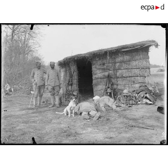 Moreuil. Dans le champ d'aviation, soldats au repos près d'un abri. [légende d'origine]