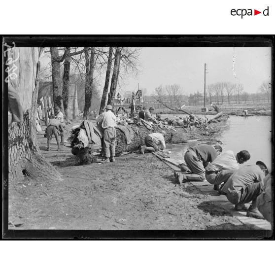 Verdun. Soldats faisant la lessive sur les bords de la Meuse. [légende d’origine]