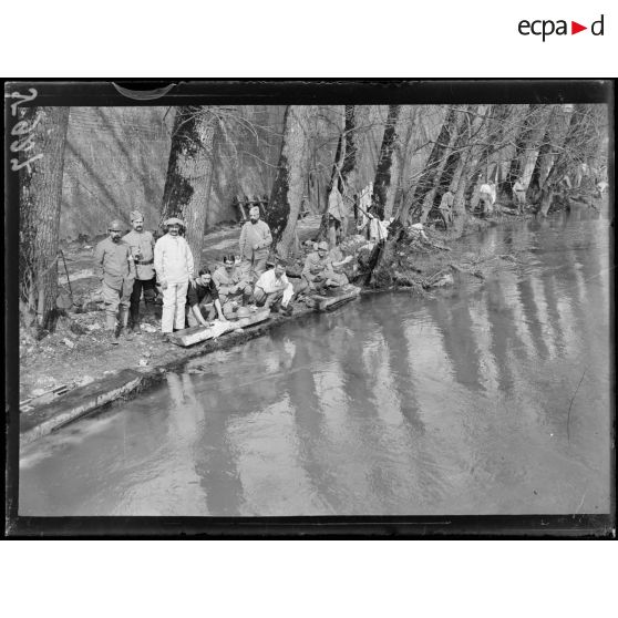 Verdun. Soldats faisant la lessive sur les bords de la Meuse. [légende d’origine]