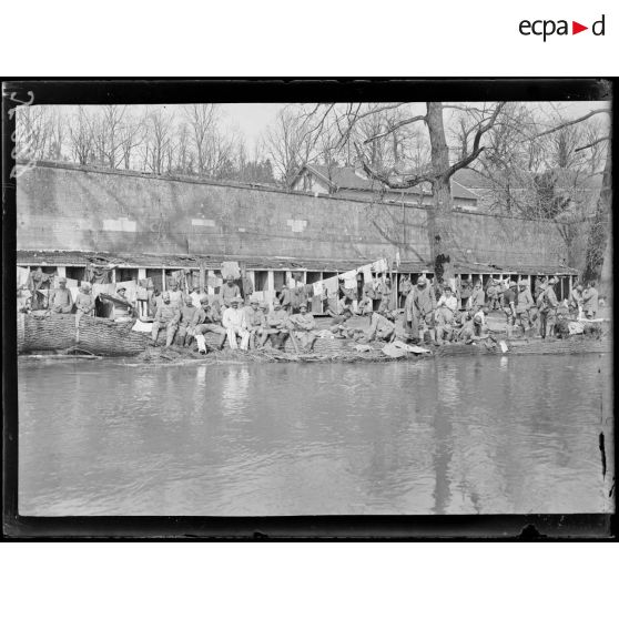 Verdun. Soldats faisant la lessive sur les bords de la Meuse. [légende d’origine]