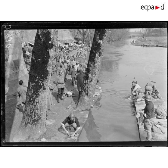 Verdun. Lavoir des soldats sur les bords de la Meuse. [légende d’origine]