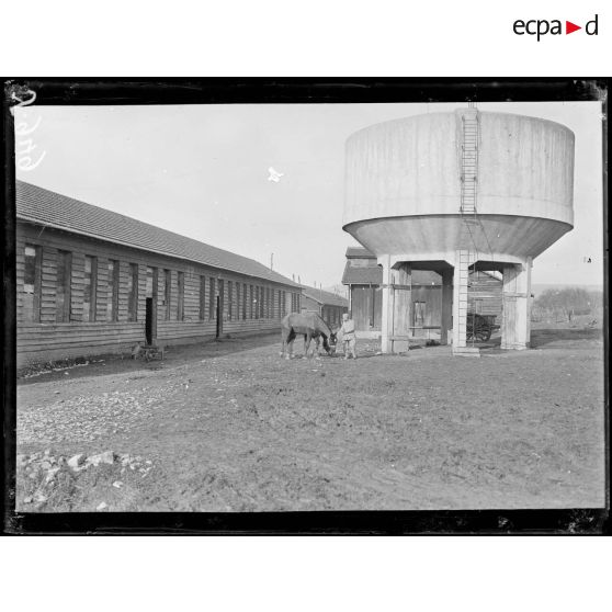 Glorieux (Meuse). Les écuries et le réservoir. [légende d'origine]