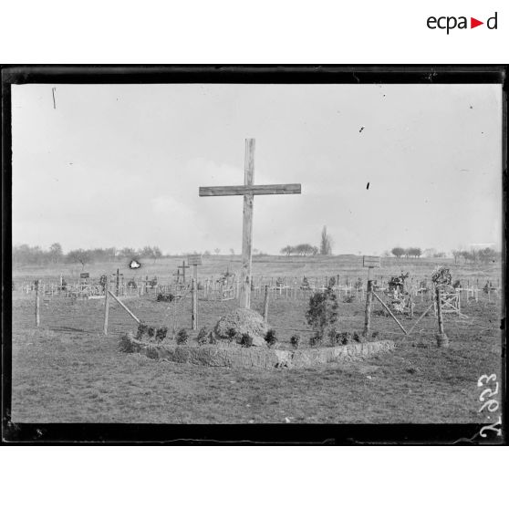 Glorieux (Meuse). Le cimetière, entrée. [légende d'origine]