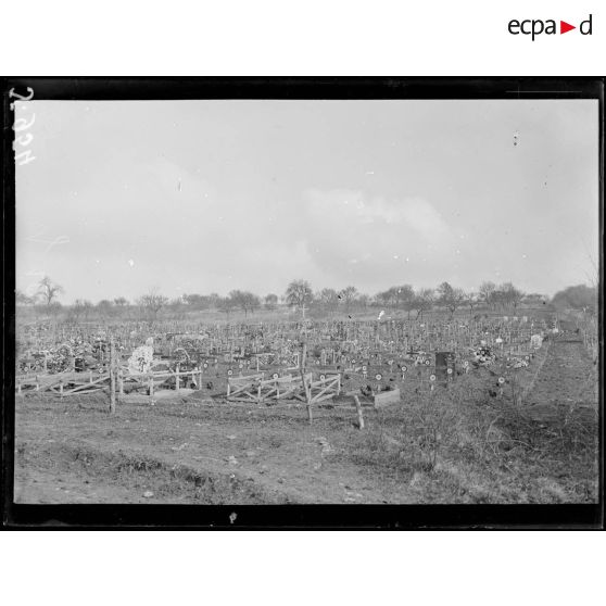 Glorieux (Meuse). Le cimetière, entrée. [légende d'origine]