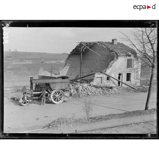 Glorieux (Meuse). Route de Paris, maison bombardée. [légende d'origine]